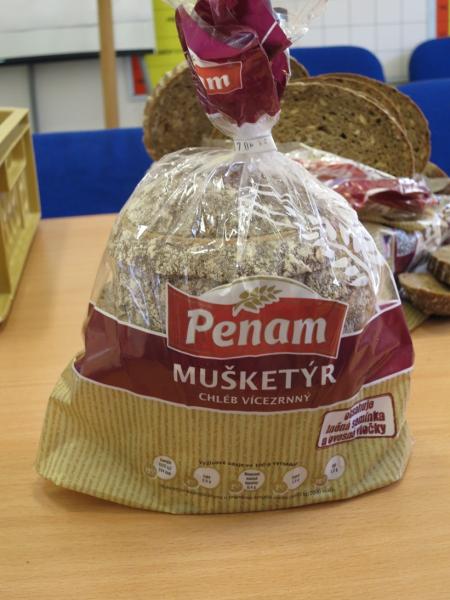 Mušketýr chléb vícezrnný balený. Kategorie: Nebezpečné potraviny. Nevyhovující parametr: plísně okem viditelné. U části balení byla zjištěna plíseň viditelná okem. Potravina se nepovažuje za bezpečnou, pokud jeví známky kažení. Potravina nemělá prošlé datum minimální trvanlivosti. Výrobce: PENAM, a.s. Brno-Zábrdovice. Místo kontroly: Tesco Stores ČR a.s., Ústí nad Orlicí