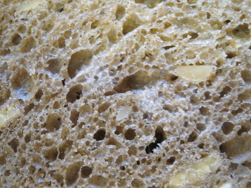 Mušketýr chléb vícezrnný balený. Kategorie: Nebezpečné potraviny. Nevyhovující parametr: plísně okem viditelné. U části balení byla zjištěna plíseň viditelná okem. Potravina se nepovažuje za bezpečnou, pokud jeví známky kažení. Potravina nemělá prošlé datum minimální trvanlivosti. Výrobce: PENAM, a.s. Brno-Zábrdovice. Místo kontroly: Tesco Stores ČR a.s., Ústí nad Orlicí