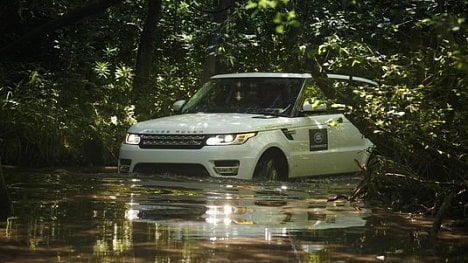 Náhledový obrázek - Bez řidiče i v terénu. Land Rover chce auta naučit jezdit i mezi kameny