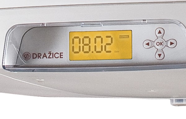 Ovládání, resp. nastavování jednotlivých režimů, se dělá přes šipkové klávesy a OK ve spodní části ohřívače vody.