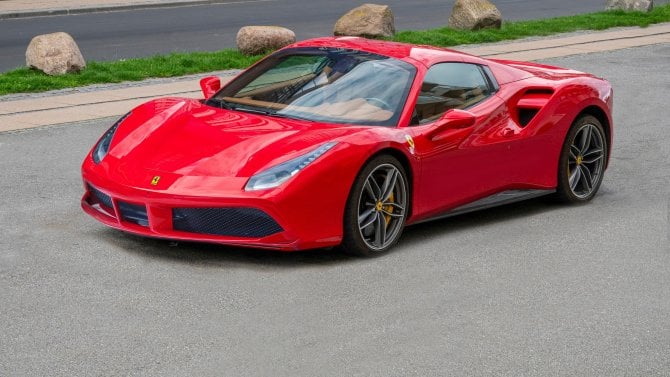 Firemní Rolls-Royce nebo Ferrari? České firmy vlastní přes tisíc luxusních vozů, jejich registrace ovlivnila daňová změna