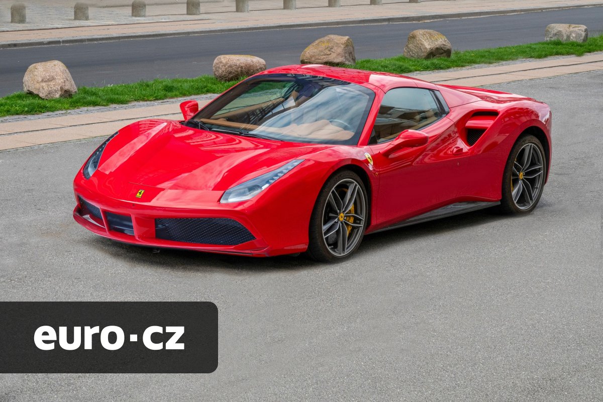 Firemní Rolls-Royce nebo Ferrari? České firmy vlastní přes tisíc luxusních vozů, jejich registrace ovlivnila daňová změna