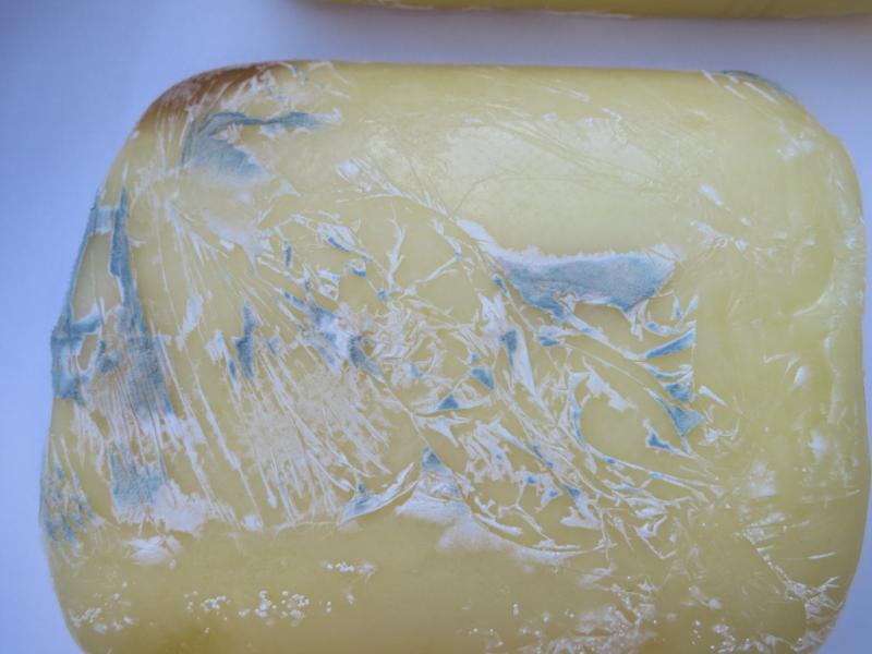 Sýr Gouda 48%. Kategorie: Nebezpečné potraviny. Nevyhovující parametr: plísně okem viditelné. Na povrchu potraviny se vyskytovaly kolonie plísní bílé a zelené barvy. Při kontrole nebyly zjištěny nevyhovující teplotní podmínky skladování tohoto výrobku. Výrobek neměl prošlé datum použitelnosti. Země původu: Německo. Místo kontroly: AHOLD Czech Republic, a.s., Prostějov