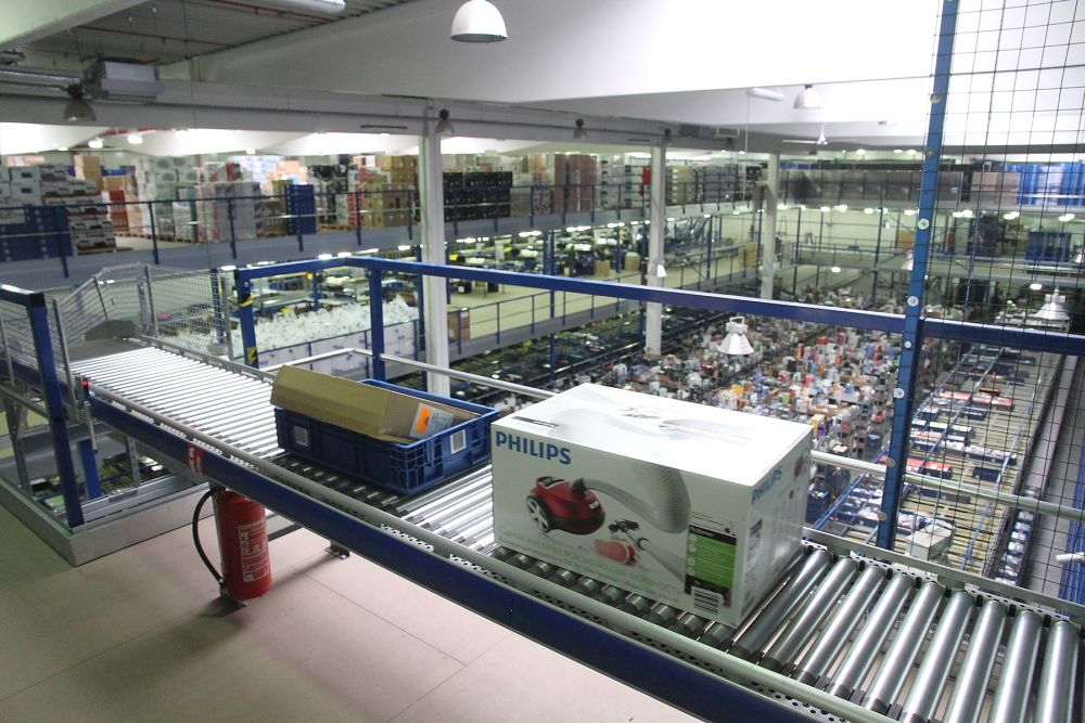 Vysavač a notebook čeká vzápětí sjezd z druhého do prvního patra.