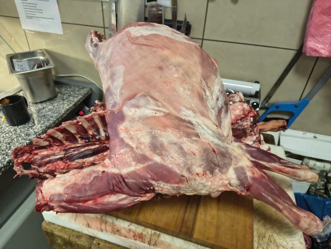 Na obrázku je maso položené na váze. Do něj je aplikován teploměr, který měří teplotu