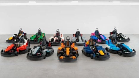 Náhledový obrázek - Zlaté kladenské ručičky opět v akci. Piloti F1 se o víkendu na okruhu v Silverstone projedou v „motokárách“ z Lega vyrobených v Česku