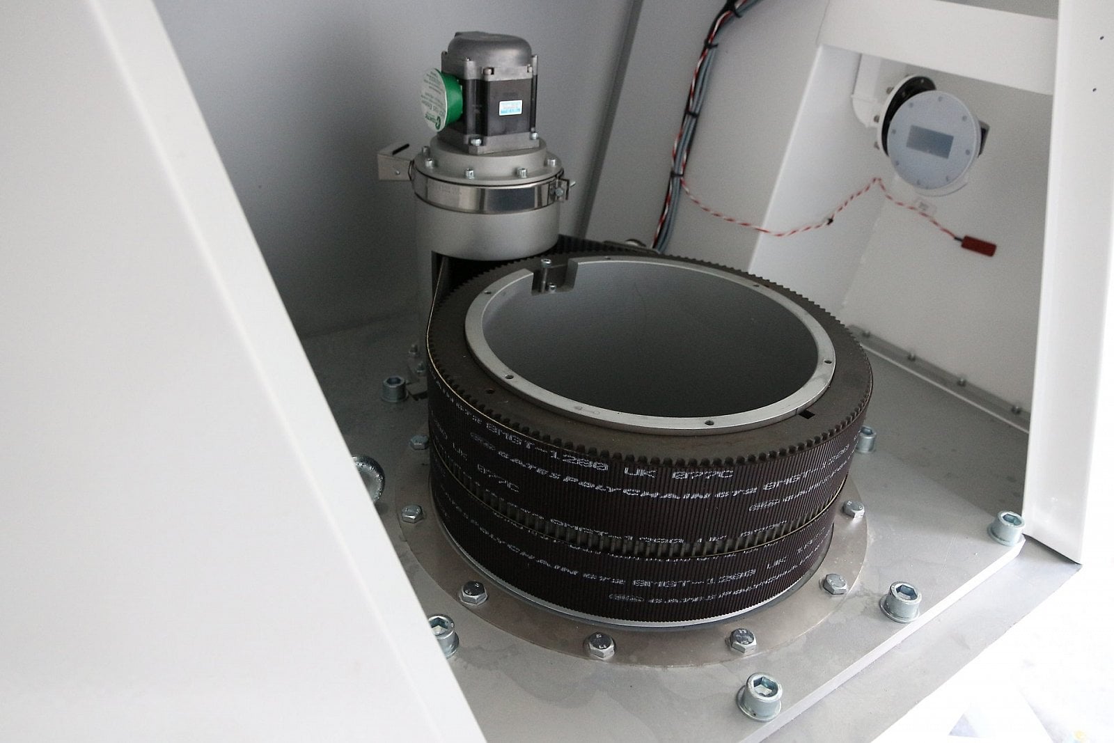 Pohon radaru v azimutu (motor a převodový řemen).