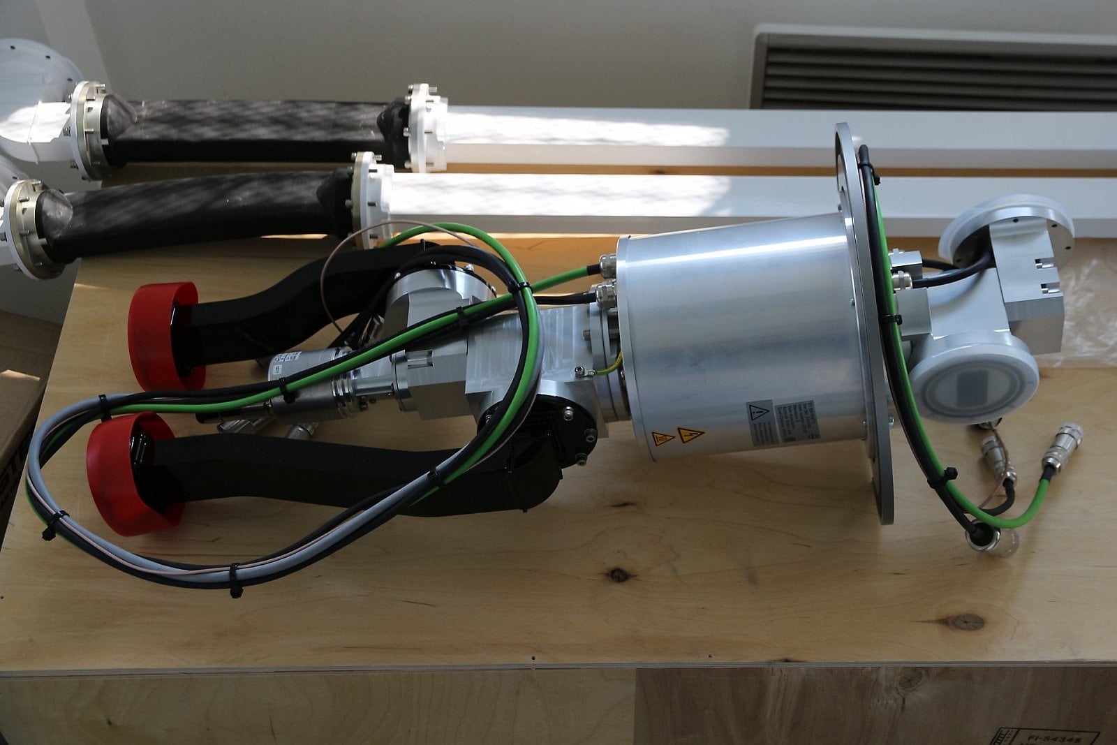 Dvoukanálová rotační spojka umožňující otáčení vlnovodu.