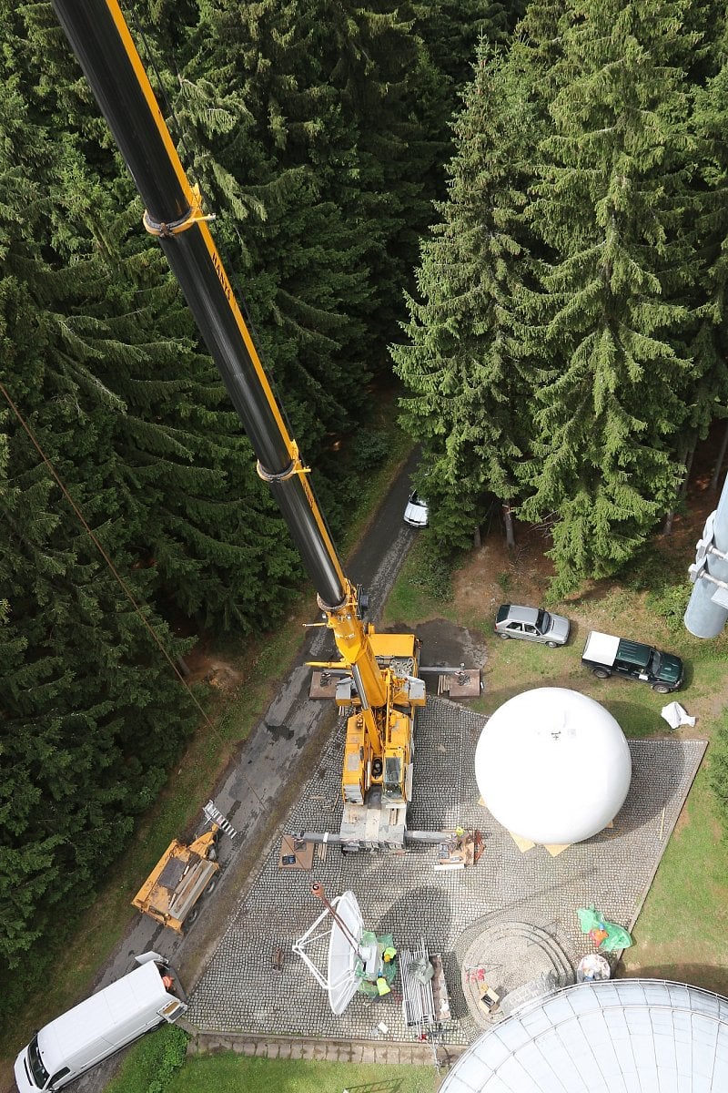 Vyzvedávání nové antény na radarovou věž (radar Skalky).