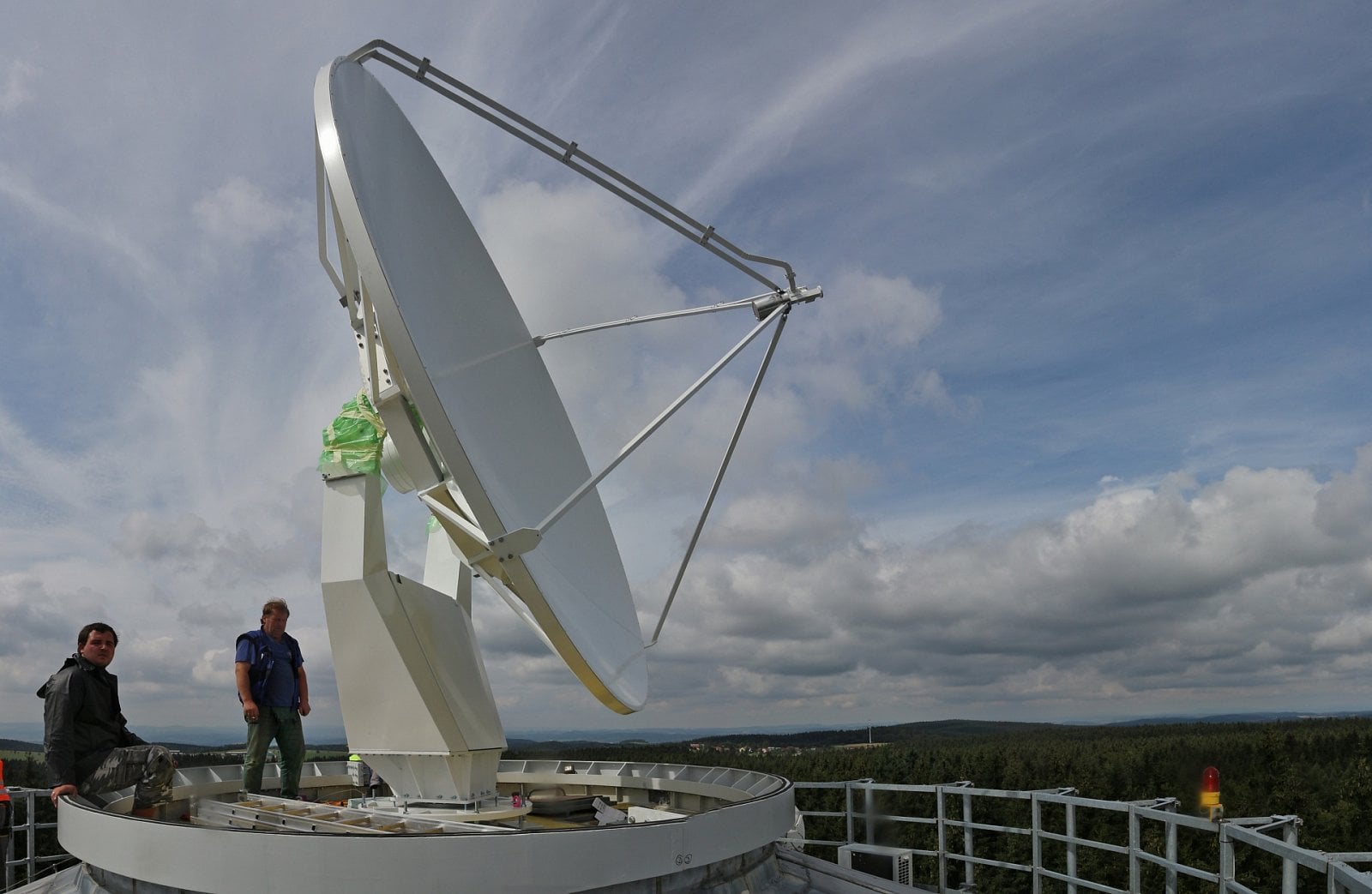 Nová anténa instalovaná na radarové věži (radar Skalky).