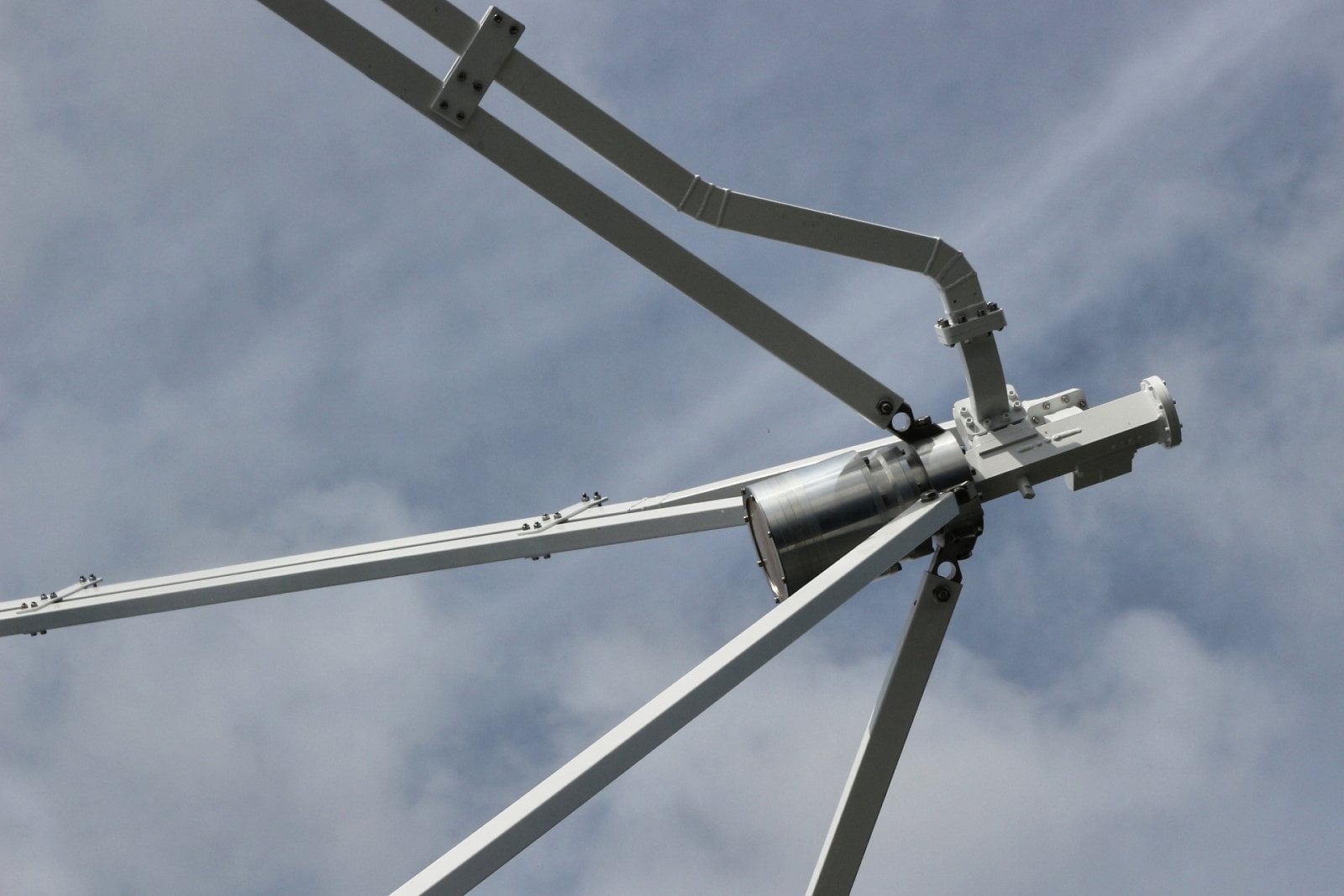 Zářič na vrcholu antény.