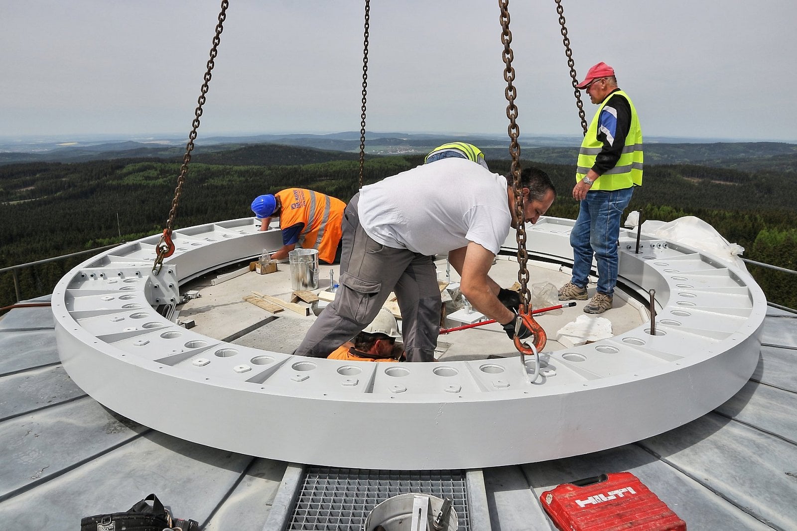Instalace prstence pro přichycení nové kopule na radarovou věž (radar Brdy).