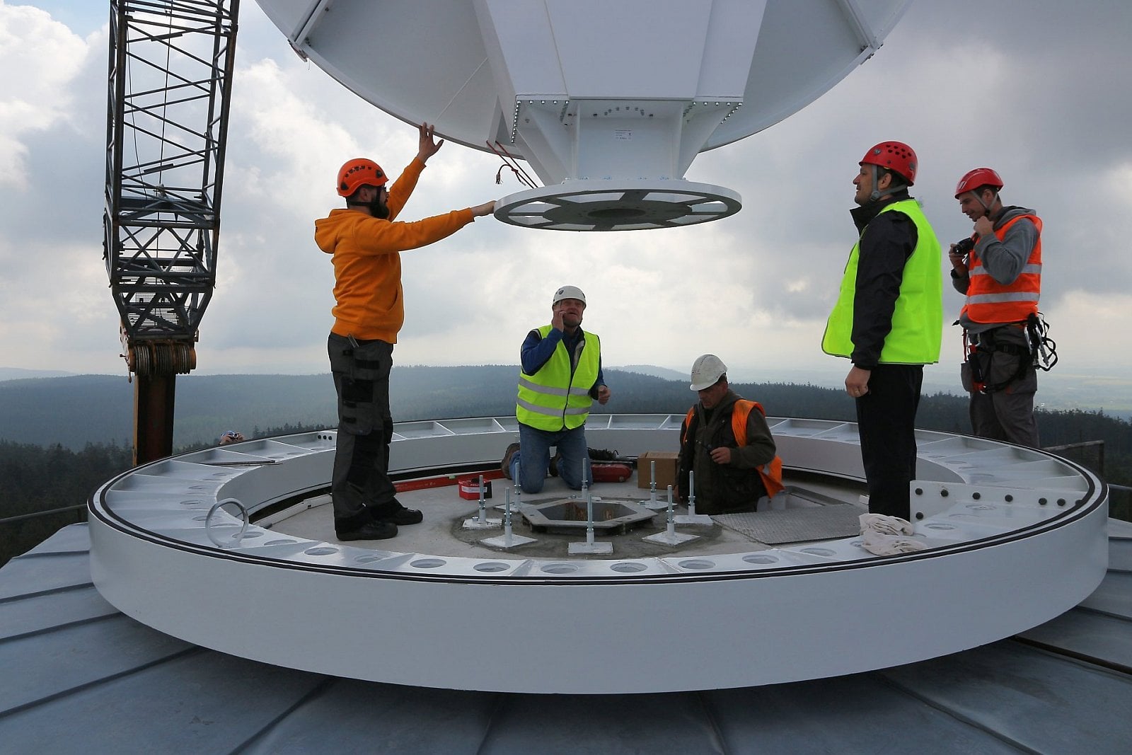 Instalace nové antény na radarovou věž (radar Brdy).