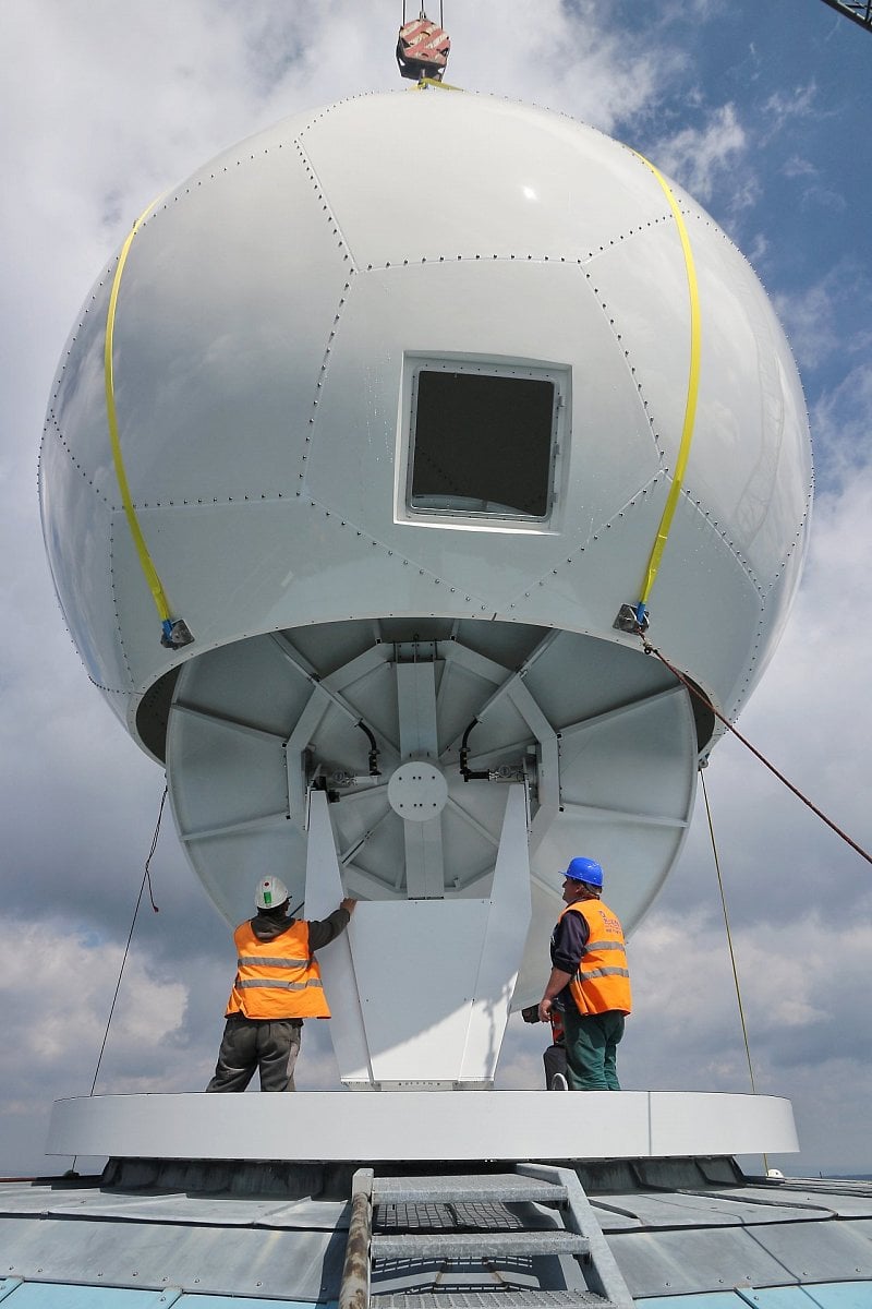 Instalace nové kopule antény na radarovou věž (radar Brdy).