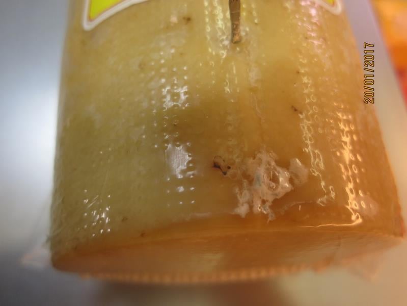 KONZUM, Česká Třebová: Uzená Eidamská cihla 45% - polotvrdý sýr - na povrchu potraviny se vyskytovala plíseň viditelná pouhým okem. Potravina byla skladována při nevyhovujících teplotních podmínkách.