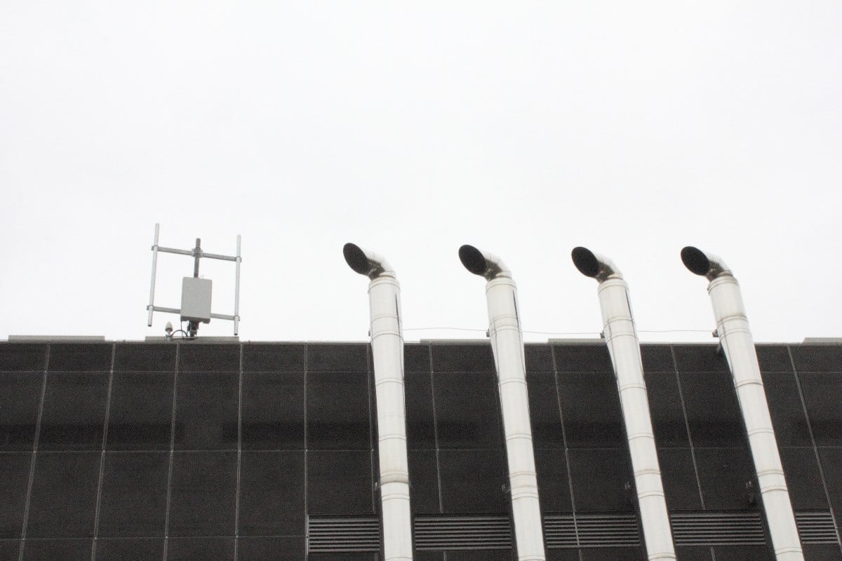 Základnová jednotka pro 2,6 GHz TDD je pěkný macek – váží asi 50 kg. Větší jsou i její rozměry – je to kvůli massive MIMO a beamformingu. „Antény musí být uspořádány nejen na šířku, ale i na výšku,“ popisuje Pezinek. Tahle anténa pro 2,6 GHz dokáže vytvořit 16 separátních beamů.