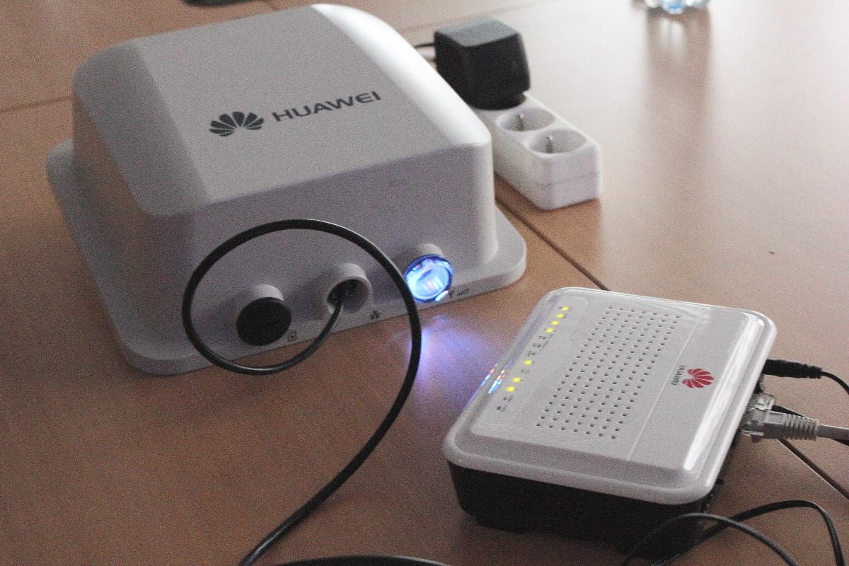 Pokud bydlíte poblíž testovací laboratoře O2 na Chodově, můžete už nové frekvence sami vyzkoušet. Aspoň tedy tu 2,6 GHz TDD, kterou podporuje zatím jediný v Česku prodávaný telefon Samsung Galaxy S8. Případně byste si mohli pořídit fixní venkovní modem, podobný tomu na obrázku. Cena se prý pohybuje v tisících korun.