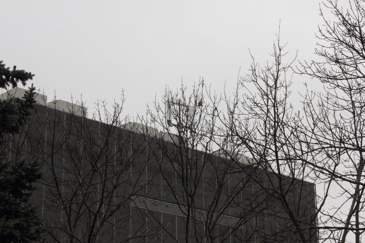 Reálný dosah signálu je na frekvenci 2,6 GHz TDD asi dva kilometry od základny, u 3,7 GHz by to mělo být teoreticky o něco více. Záleží ale na místních podmínkách, jako je třeba hustota zástavby, a také na tom, jak se signál odrazí.