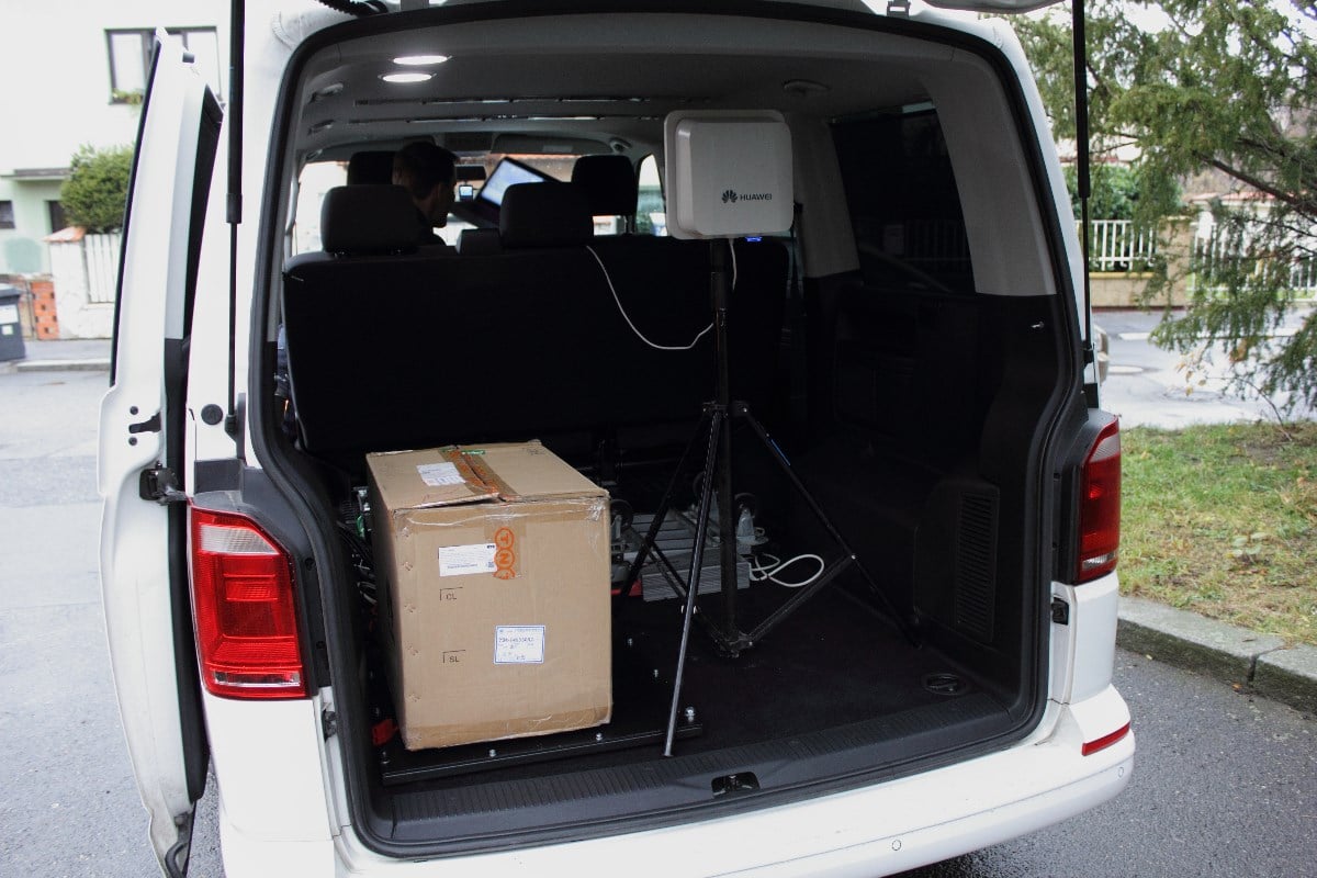 Modem v kufru testovacího vozu má ukázat, jak síť v praxi funguje.