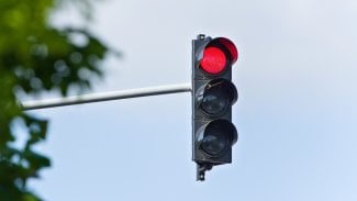 Náhledový obrázek - Já jel na žlutou. Policie s pomocí dronu ukázala, jak řidiči nerespektují semafory