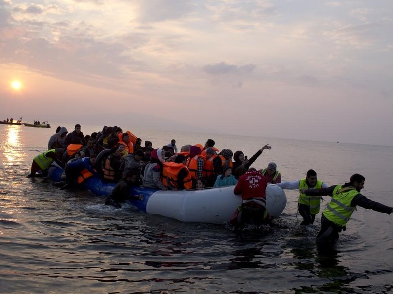 Migranti připlouvají k řeckému ostrovu Lesbos