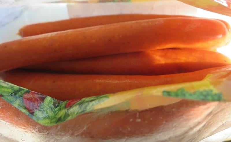 Chanh Le Quang, Večerka Němčice nad Hanou: Debrecínské párky - povrch výrobku byl lepkavý a oslizlý. Výrobek zapáchal po kažení. Kontrolovaná osoba nebyla schopna doložit, kdy byl obal výrobku otevřen. Na obale bylo uvedeno: Po vybalení spotřebujte do 48 hodin.