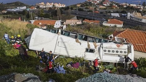 Náhledový obrázek - Při nehodě turistického autobusu na Madeiře zemřelo 29 lidí