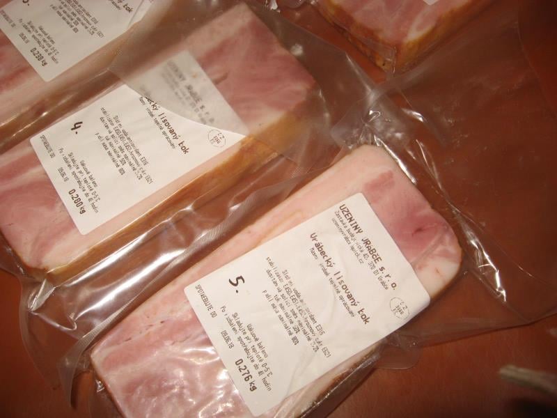 Výroba Uzeniny Vrábce, Vrábče - Vrábecký lisovaný bok: Ve výrobku byla zjištěna patogenní bakterie Listeria monocytogenes. Tato bakterie způsobuje onemocnění zvané listerióza. (země původu ČR)