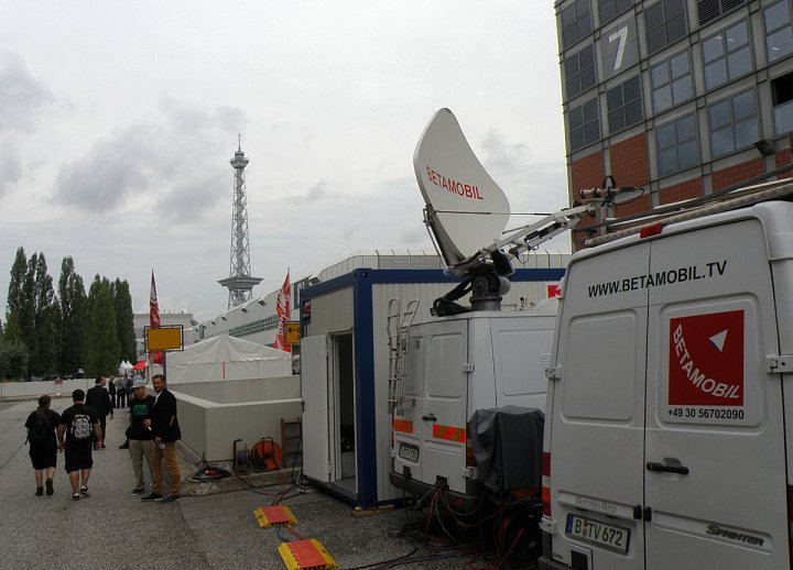 Přenosové vozy bylo možné potkat na každém kroku.