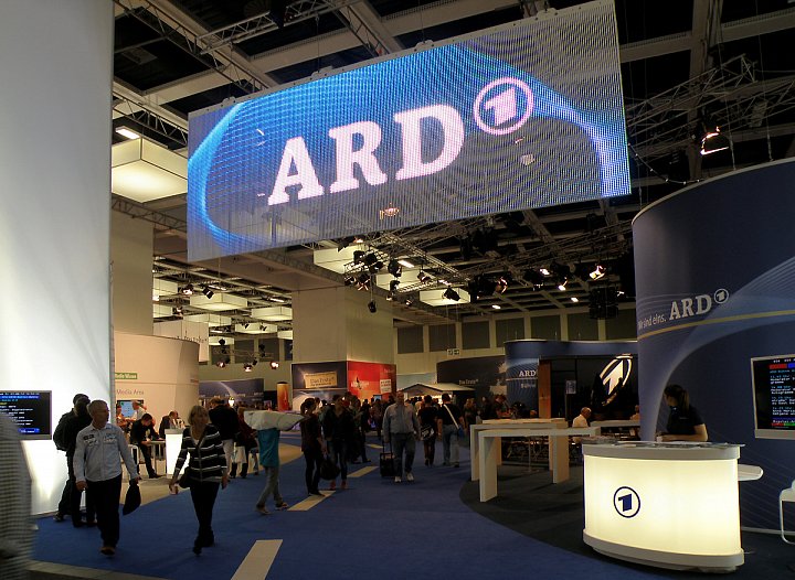 ARD a zpřízněné organizace zabraly se svými prezentacemi a dobrovodným programem polovinu pavilonu.