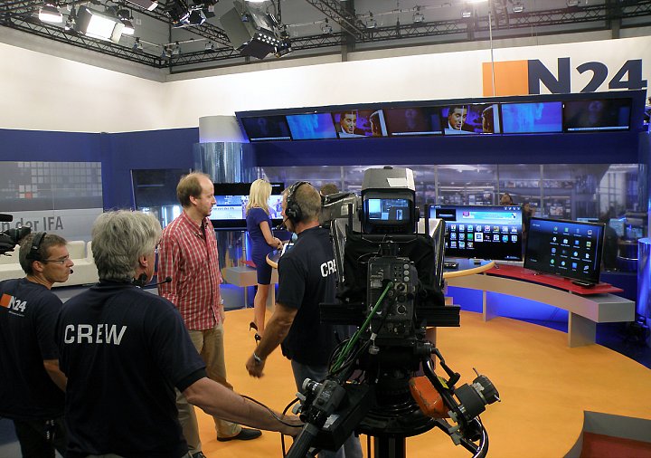 Živě vysílala z berlínského výstaviště také komerční zpravodajská televize N24.