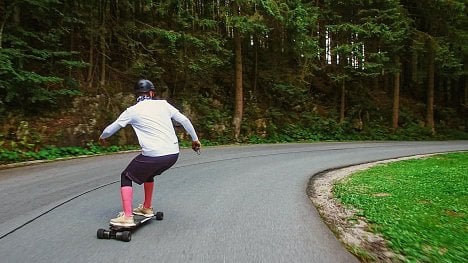 Náhledový obrázek - Skejťák na baterky. V Česku vznikají jedinečné elektrické longboardy i surfy