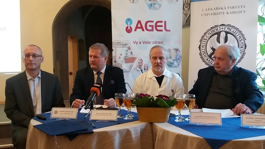 Zástupci 1. lékařské fakulty Univerzity Karlovy a společnosti AGEL, a.s. podpisem memoranda stvrdili spolupráci v klinické praxi i akademické medicíně. Zleva prof. MUDr. Aleksi Šedo, DrSc., děkan 1. lékařské fakulty UK, MUDr. Ján Dudra, Ph.D., MPH, místopředseda představenstva AGEL a.s., prof. MUDr. Tomáš Hanuš, DrSc., proděkan pro klinickou pedagogiku, prof. MUDr. Luboš Petruželka, CSc., přednosta Onkologické kliniky 1. LF UK a VFN v Praze
