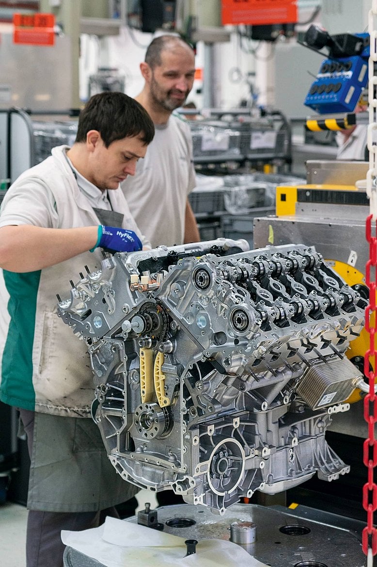 2020-03-BentleyFactoryTour009.jpg