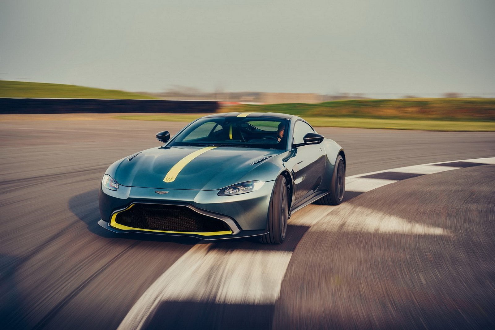 2019-05-aston-martin-vantage-amr_09.jpg