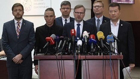 Náhledový obrázek - Politické strany rozdělují společnost, myslí si tři čtvrtiny Čechů