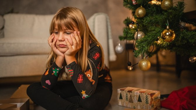 Bohatou nadílku pod stromečkem spíše nečekejte. Nové průzkumy odhalují, že Češi letos chtějí o Vánocích více šetřit