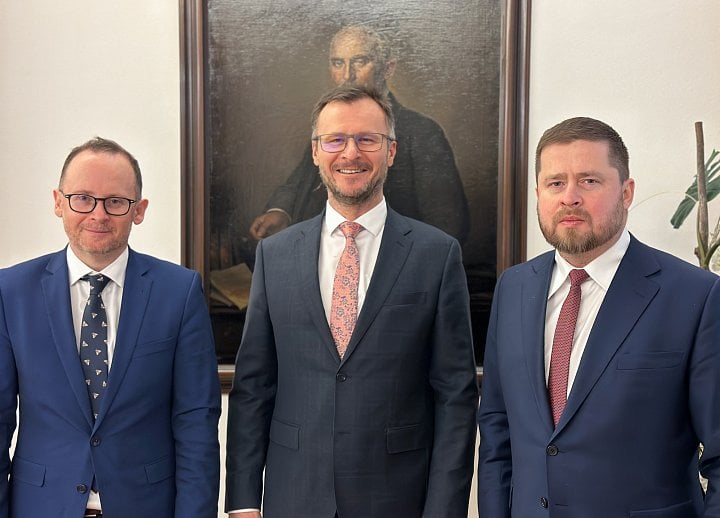 Ministr Nekula (uprostřed) byl pozván i na půdu České národní banky, instituce, která z Ústavy za cenovou stabilitu zodpovídá. Vlevo Jan Procházka, radní ČNB, vpravo Aleš Michl, guvernér ČNB. (4. 4. 2023)