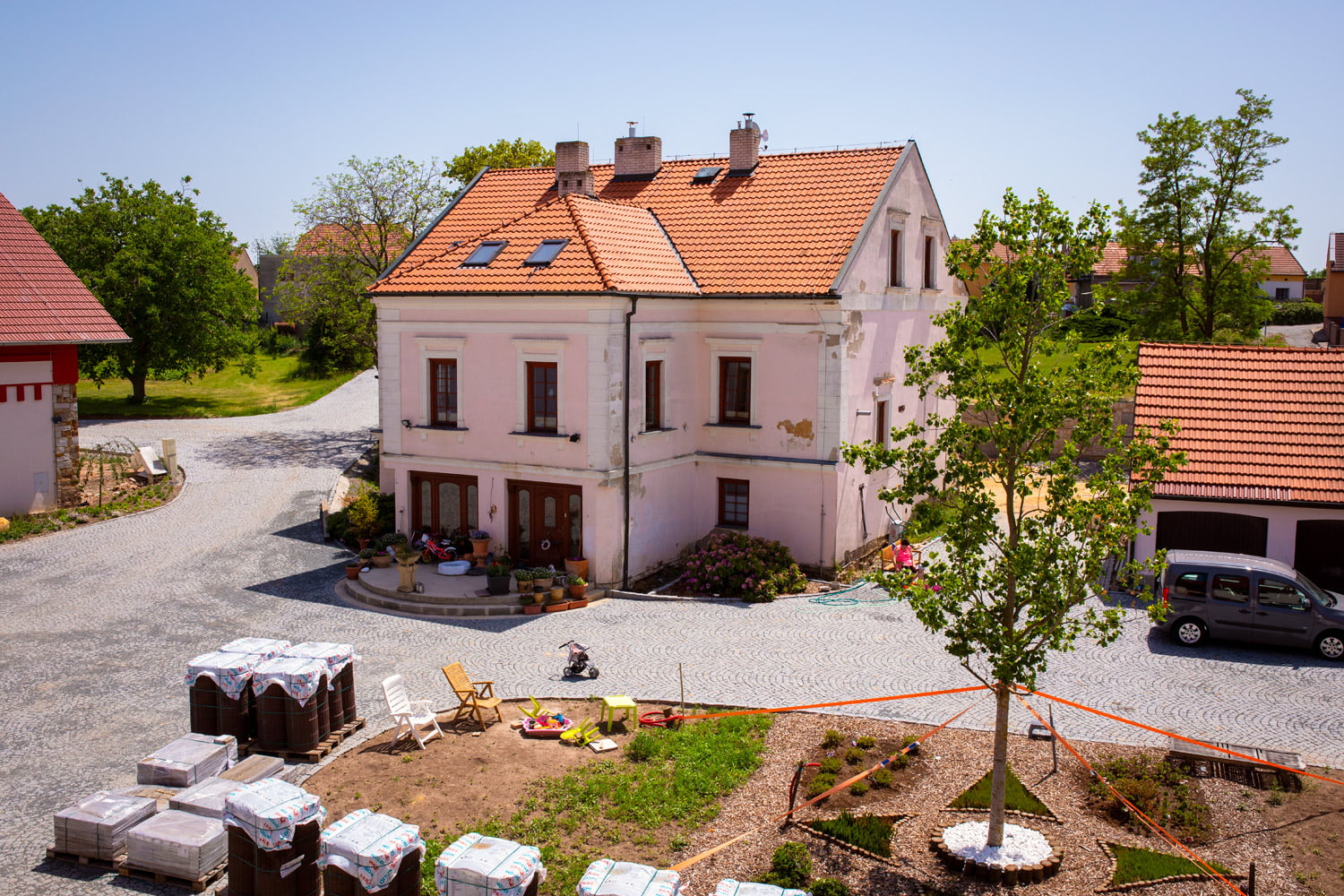 Výhled ze sýpky, vpředu hlavní budova, kde pan Dryák s rodinou žije, vlevo část stodoly