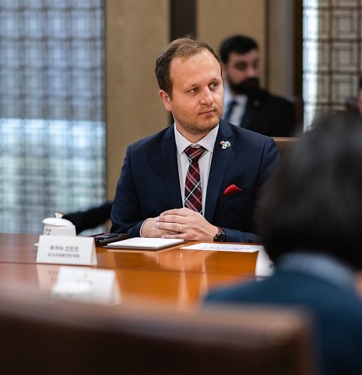 Autor: Martin Svoboda, Poslanecka snemovna Ředitel NÚKIBu Lukáš Kintr na jednání v Jižní Koreji