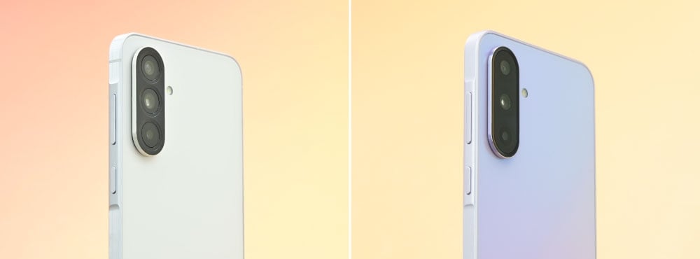 Detail fotoaparátů světle šedého Galaxy A56 vlevo a fialového Galaxy A36 vpravo.