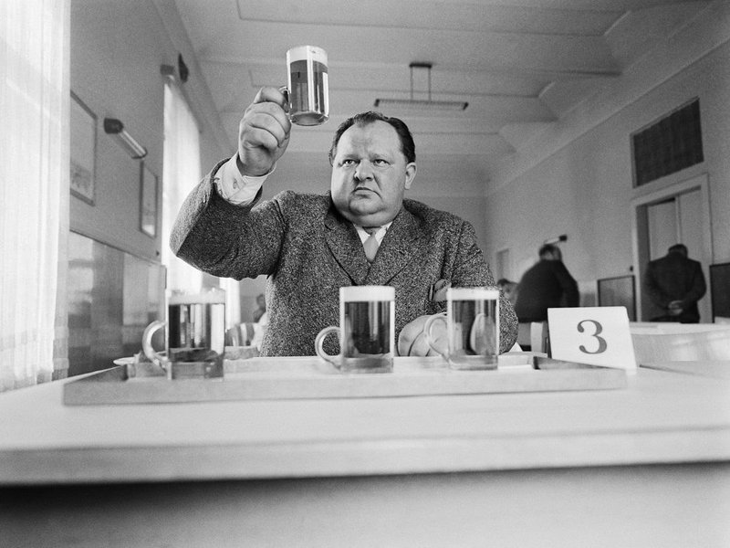  Světlé, pění. Historický snímek z roku 1963 z krajské přehlídky jakosti piva v Českých Budějovicích. Podsládek František Maršík je na fotografii zachycen při smyslovém hodnocení pěnivosti a průzračnosti vzorků.