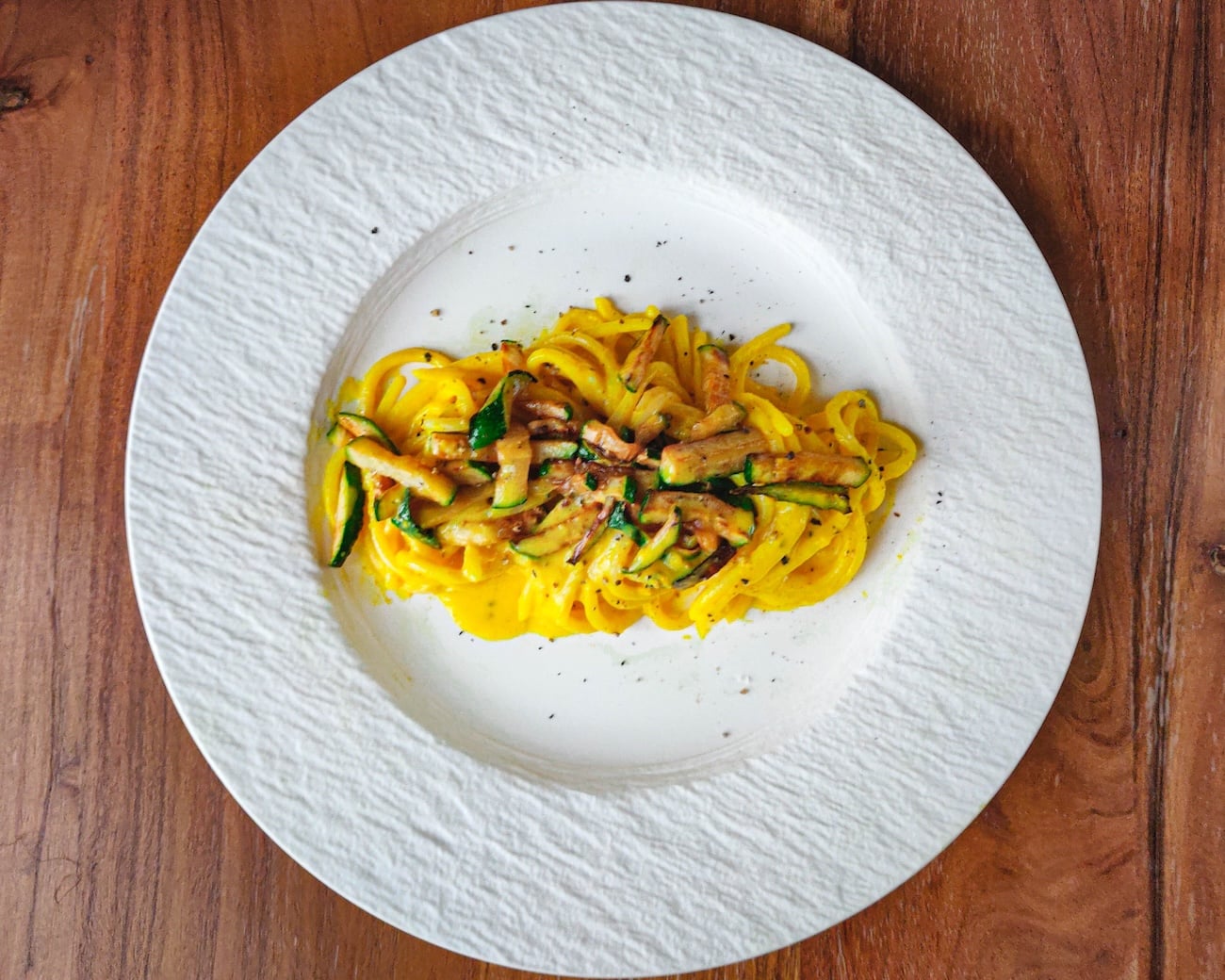 Tvarůžkové „carbonara“ s cuketovými nudlemi - recept