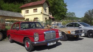 Náhledový obrázek - Mercedes-Benz W114/115: Říkalo se jim Ventilačka a Žralok a poprvé pohnuly československým trhem