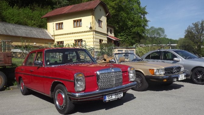 Mercedes-Benz W114/115: Říkalo se jim Ventilačka a Žralok a poprvé pohnuly československým trhem