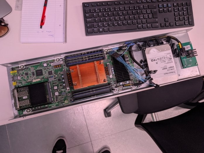 Pátá generace serverů Seznam Montovna. Jde o verzi se základní deskou ASRock. Pevný disk je pouze testovací, Seznam používá NVMe.