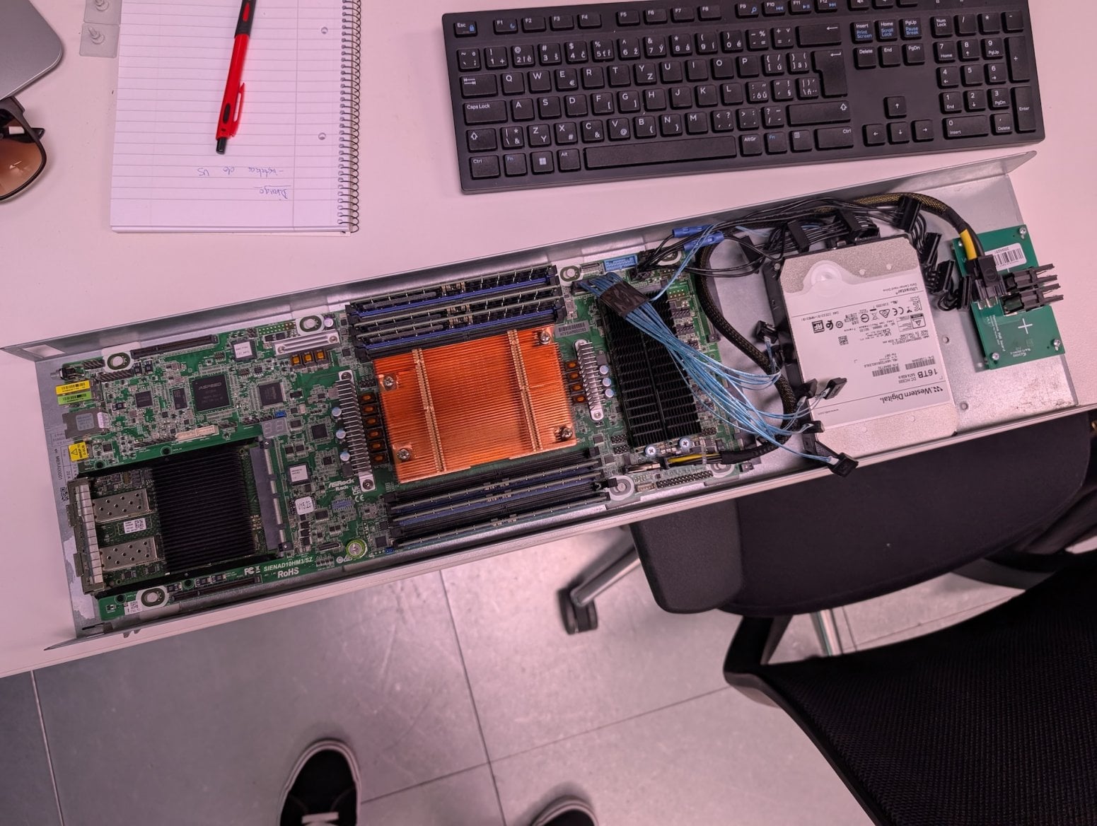 Pátá generace serverů Seznam Montovna. Jde o verzi se základní deskou ASRock. Pevný disk je pouze testovací, Seznam používá NVMe.