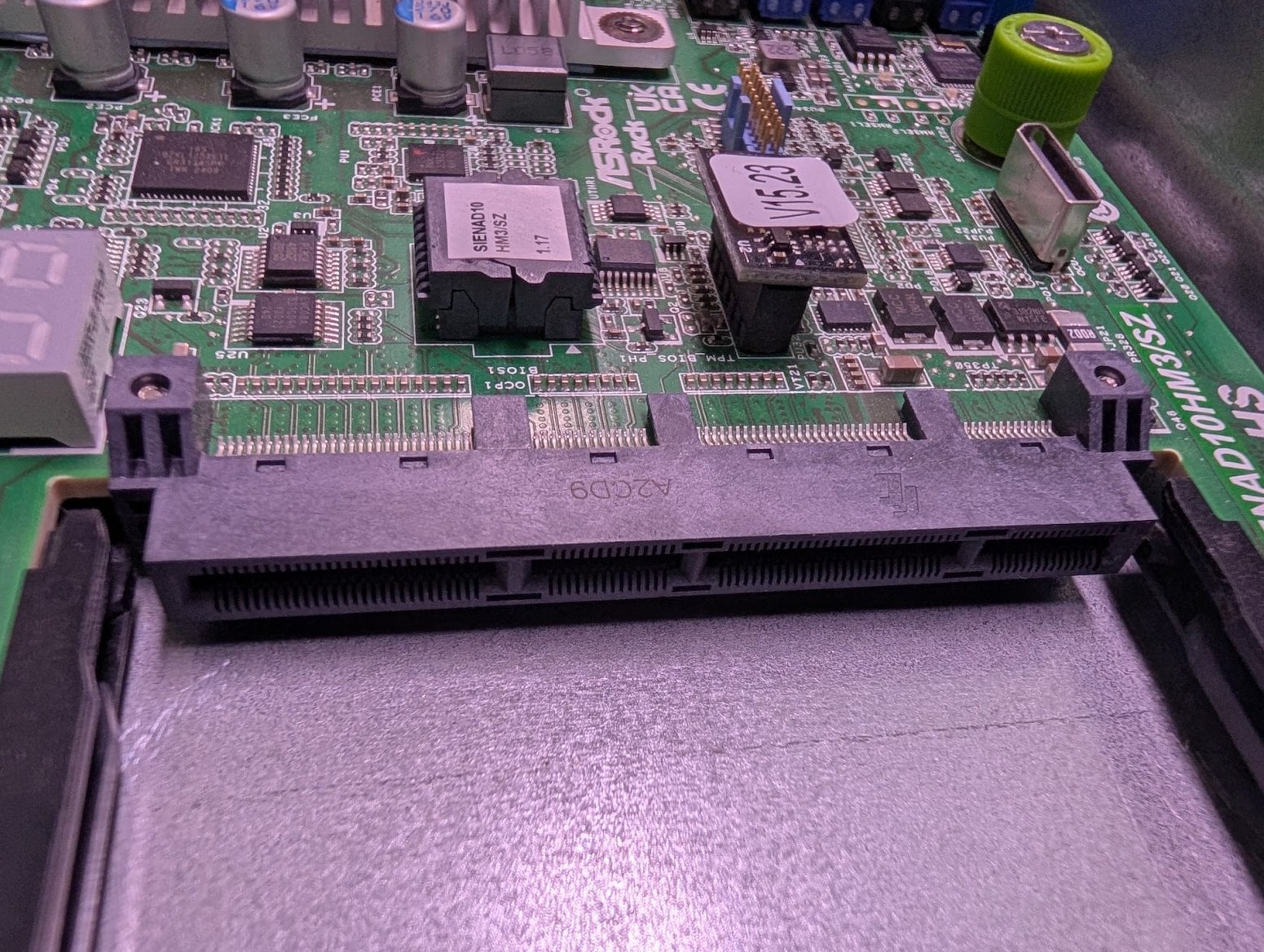 Pátá generace serverů Seznam Montovna. Jde o verzi se základní deskou ASRock. Slot OCP 3.0 pro připojení síťové karty.