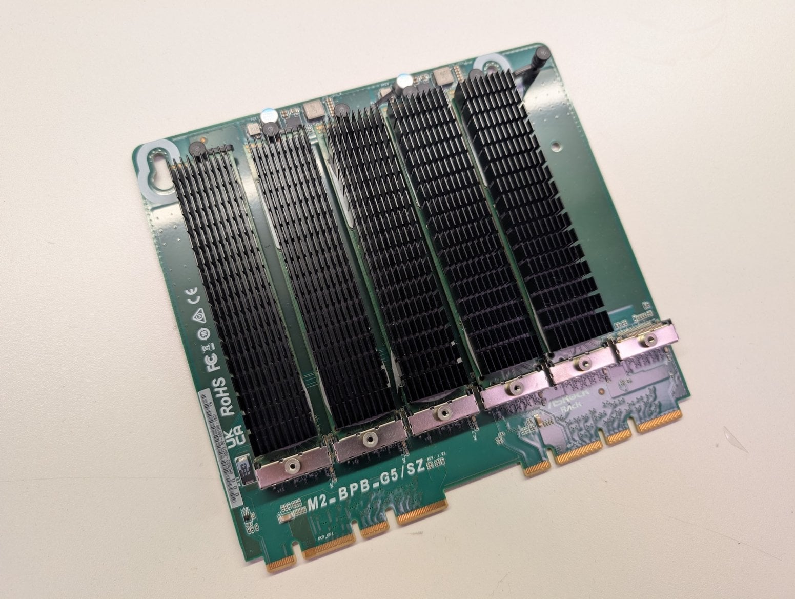 Pátá generace serverů Seznam Montovna. Jde o verzi se základní deskou ASRock. Deska, která se připojuje k základní desce, obsahuje šest disků NVMe.