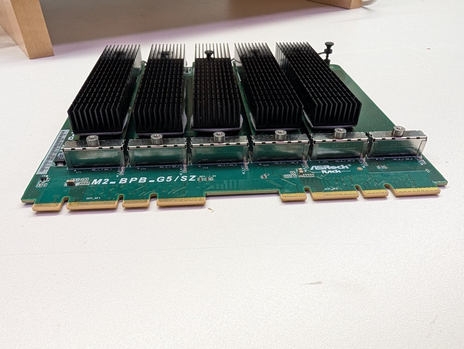 Pátá generace serverů Seznam Montovna. Jde o verzi se základní deskou ASRock. Deska, která se připojuje k základní desce, obsahuje šest disků NVMe.